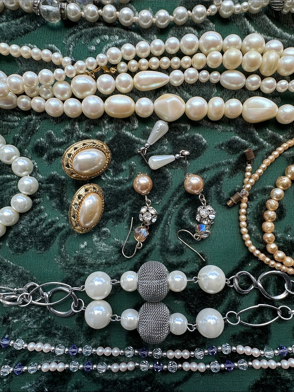Classic Pearl and Gold-Tone Multi-Strand Jewelry Set - Elegant White Pearls - Picture 3 of 5